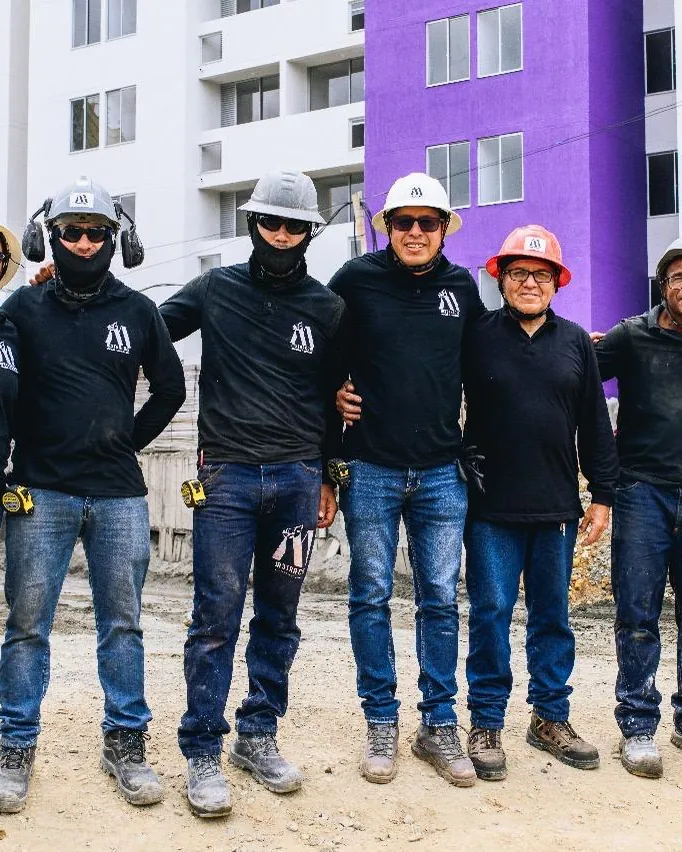 Ingenieros, residentes y profesionales de seguridad en el frente de Sideral