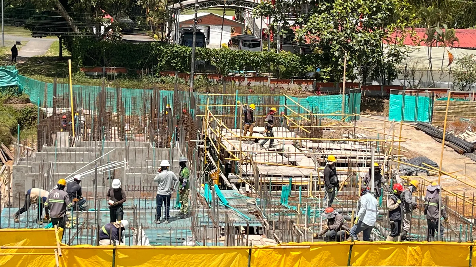 Frente de obra de Maple: muros armados, formaleta y cuadrillas trabajando