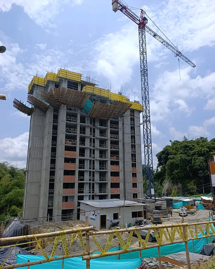 Torre Bonaire en estructura, con la grúa y la protección perimetral amarilla