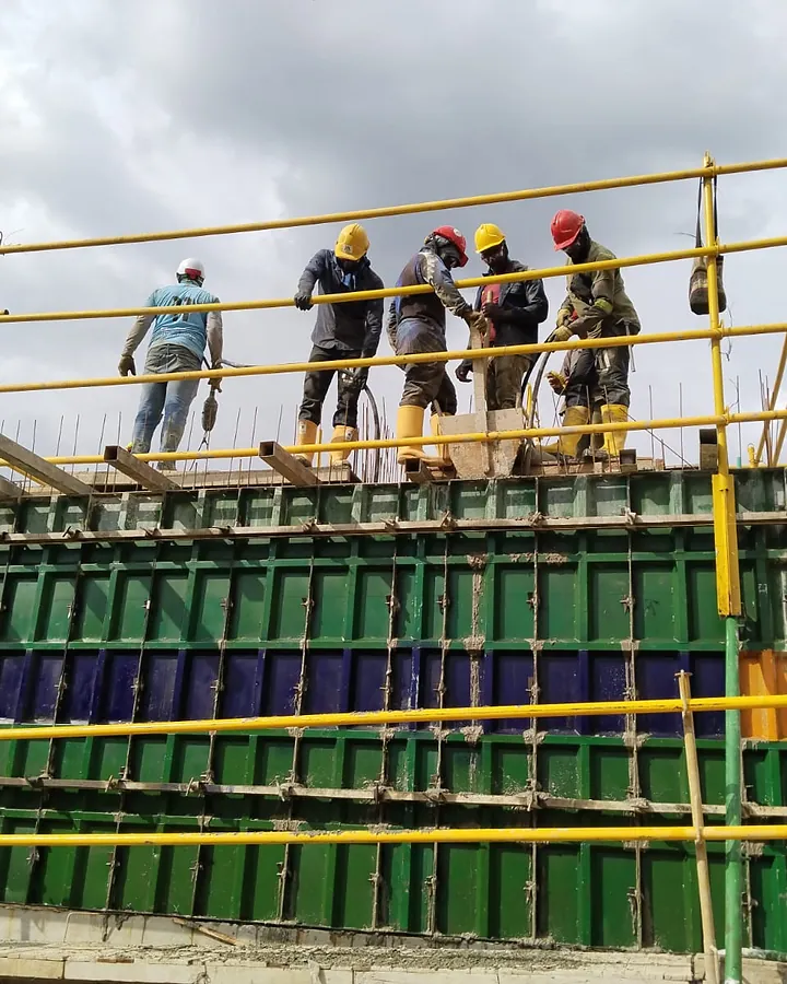 Formaleta metálica de muros en Brisas de Belmonte, Pereira, con la cuadrilla sobre la pasarela
