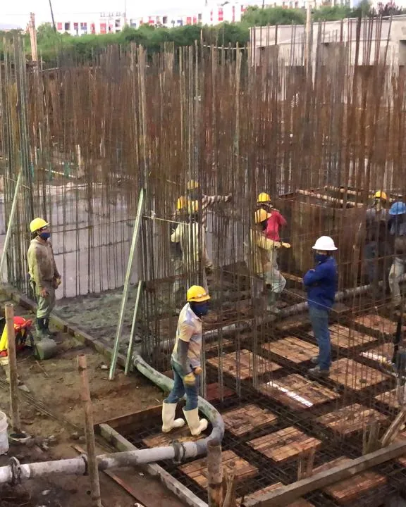 Acero de muros y cimentación de Kaoba en Dosquebradas, con la cuadrilla en el frente