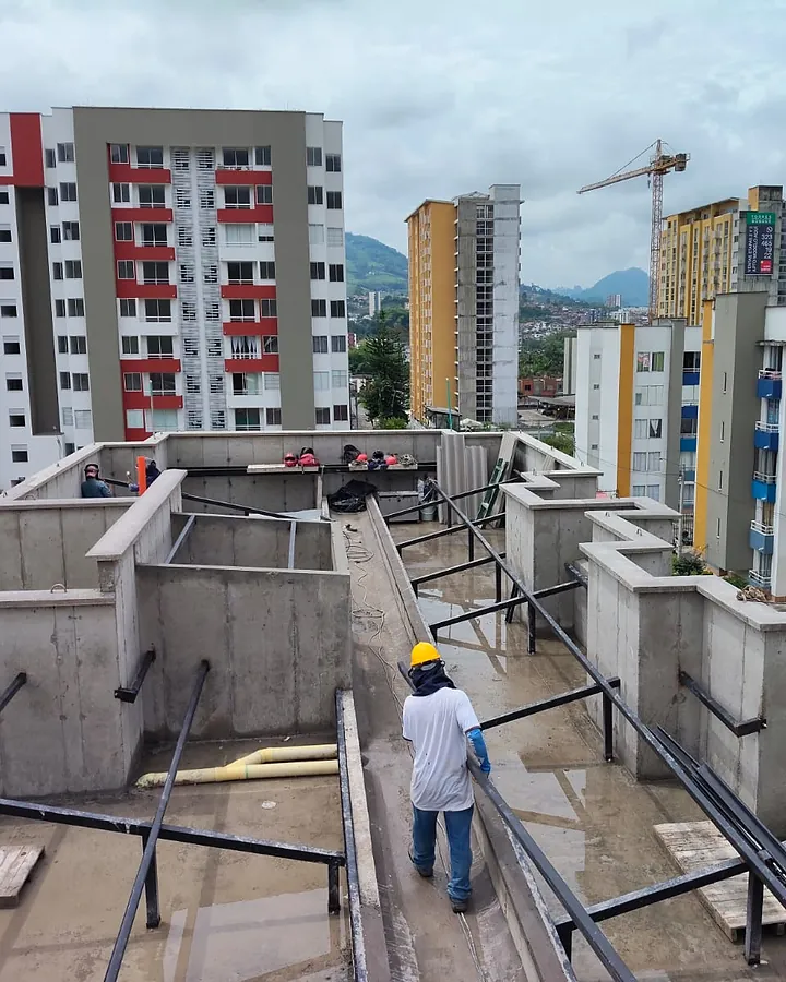 Cubierta de la torre Maple con los tanques en concreto y la ciudad al fondo
