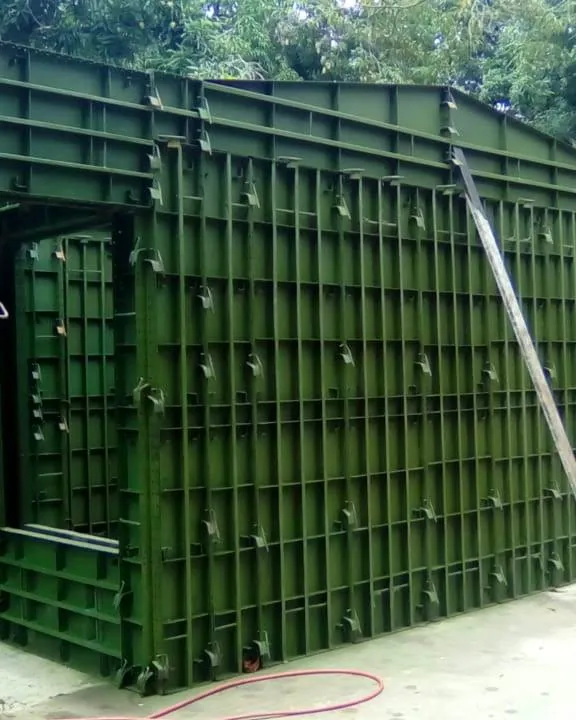 Módulo de formaleta metálica verde de fabricación propia, armado en el patio