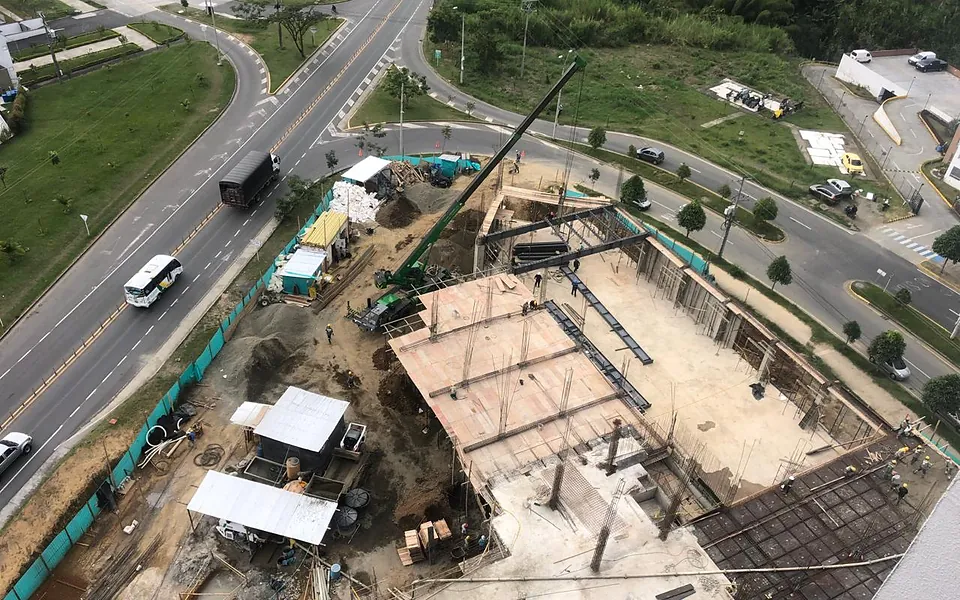 Vista aérea de Batará Plaza en estructura junto a la Vía Condina, en Pereira
