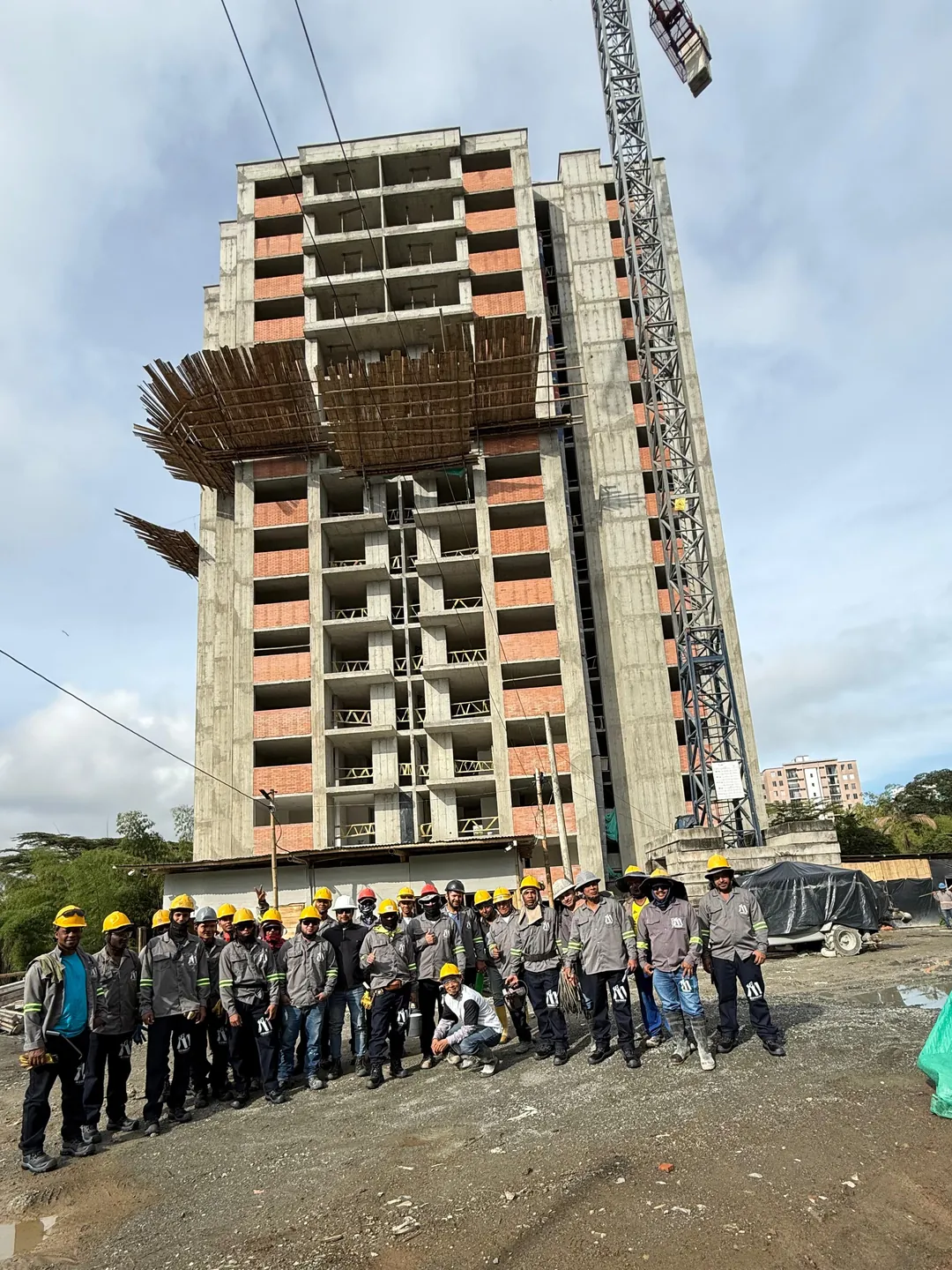 Torre Bonaire en estructura con el equipo de obra al pie